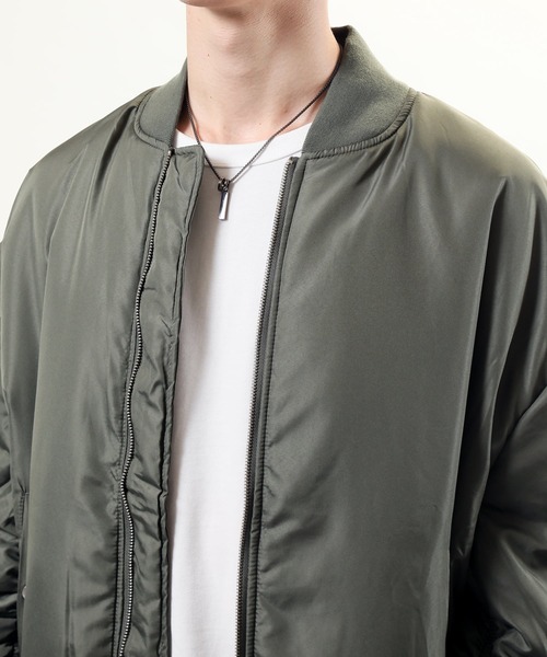 TopIsm（トップイズム）の「撥水加工 ドロップショルダー 中綿MA-1ジャケット（MA-1・メンズ・ホワイト/ブラック/ネイビー/カーキ・M/L/XL）」の12枚目の写真