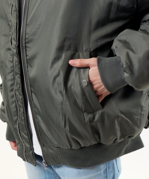 TopIsm（トップイズム）の「撥水加工 ドロップショルダー 中綿MA-1ジャケット（MA-1・メンズ・ホワイト/ブラック/ネイビー/カーキ・M/L/XL）」の14枚目の写真