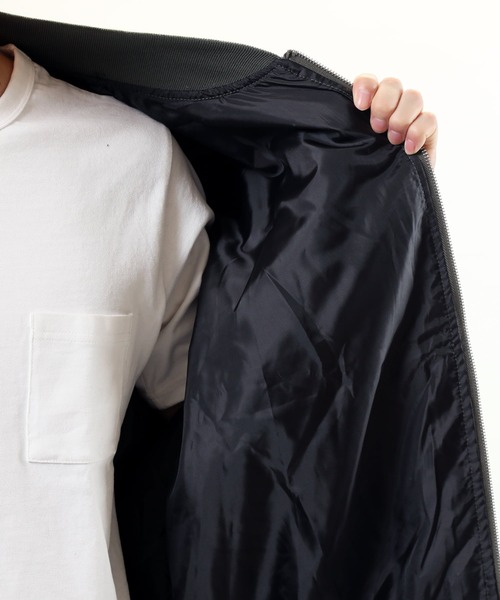 TopIsm（トップイズム）の「撥水加工 ドロップショルダー 中綿MA-1ジャケット（MA-1・メンズ・ホワイト/ブラック/ネイビー/カーキ・M/L/XL）」の15枚目の写真