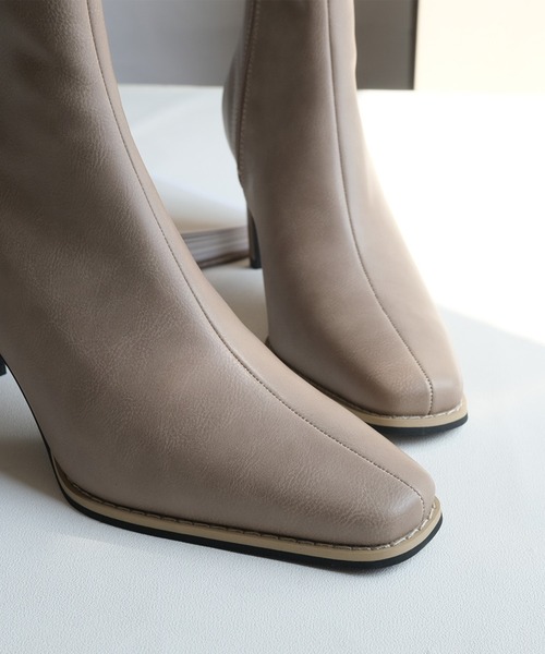 AmiAmi(アミアミ)の「【7.5cmヒールVer.】スクエアトゥブーツ/プレートヒール(ブーツ・レディース・ブラック/アイボリー/ブラック系その他/グレイッシュベージュ/グレー/ブラック×ブラック・LL/S/M/L)」の21枚目の写真