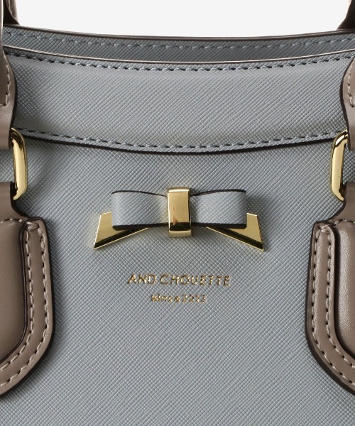 & chouette(アンドシュエット)の「フロントリボン ハンドバッグ(ハンドバッグ・レディース・ライトブルー/ブラック/グレイッシュベージュ/ワインレッド/オフホワイト/ピンク・FREE)」の11枚目の写真