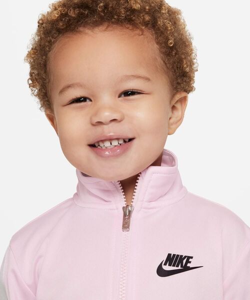 NIKE(ナイキ)の「ナイキ ベビー トラックスーツ / Nike Toddler Tracksuit<90-100cm 展開>(セットアップ・キッズ・ピンク/ネイビー/ピンク系その他2・90/100/95)」の14枚目の写真
