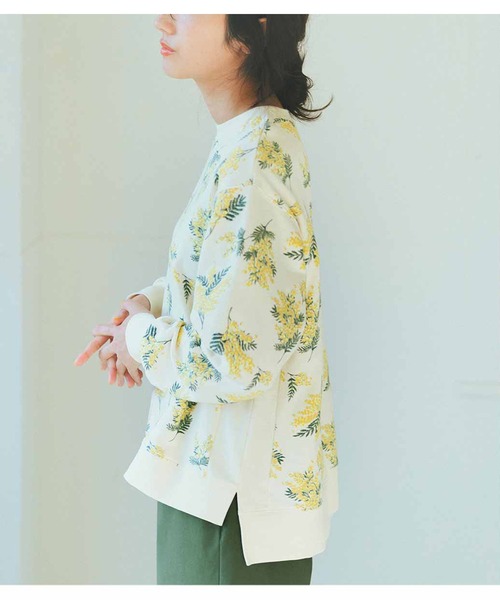 Live in comfort(リブインコンフォート)の「リブ イン コンフォート 着るだけパッと華やぐ ミモザ柄トレーナー(スウェット・レディース・アイボリー/ブルー系その他・MEDIUM/LARGE/X-LARGE/XX-LARGE/XXX-LARGE/SMALL)」の4枚目の写真