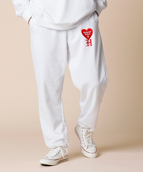 ADMIX/ATELIER SAB MEN（アドミックスアトリエサブメン）の「【Hollywood Rich.&】ハリウッドリッチ.& ハートロゴ / 裏毛スウェット ルーズシルエット イージーパンツ（スウェットパンツ・メンズ・ブラック/ホワイト・50/48）」の2枚目の写真