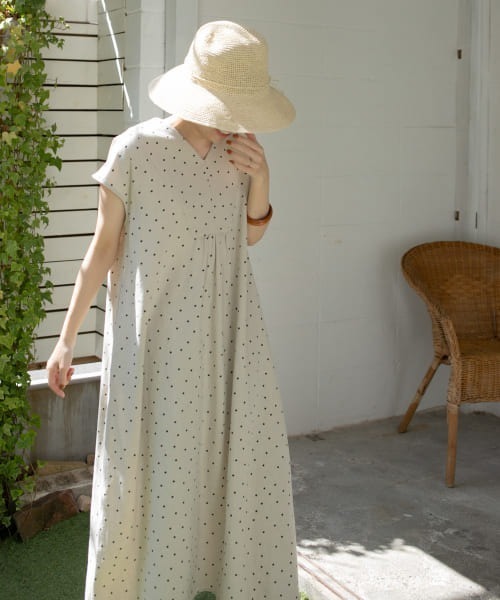 URBAN RESEARCH DOORS（アーバンリサーチドアーズ）の「リネンレーヨンドットワンピース（ワンピース・レディース・ベージュ/ブラック・MEDIUM）」の5枚目の写真