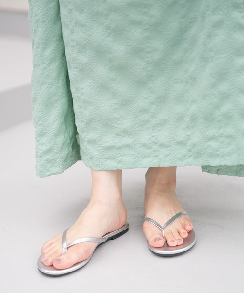 KBF(ケイビーエフ)の「フラットストラップビーチサンダル(サンダル・レディース・ネイビー/ゴールド/シルバー・37/38/36)」の2枚目の写真