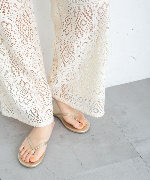 KBF(ケイビーエフ)の「フラットストラップビーチサンダル(サンダル・レディース・ネイビー/ゴールド/シルバー・37/38/36)」の14枚目の写真