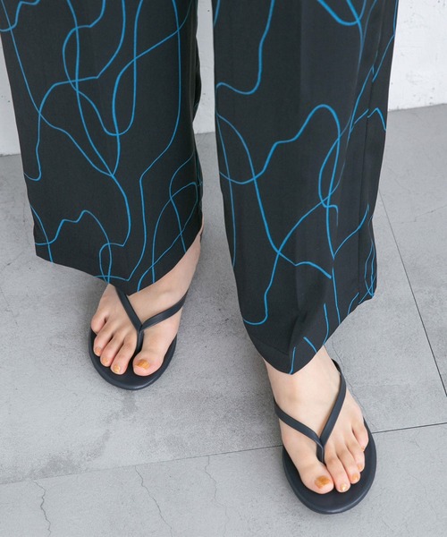 KBF(ケイビーエフ)の「フラットストラップビーチサンダル(サンダル・レディース・ネイビー/ゴールド/シルバー・37/38/36)」の18枚目の写真