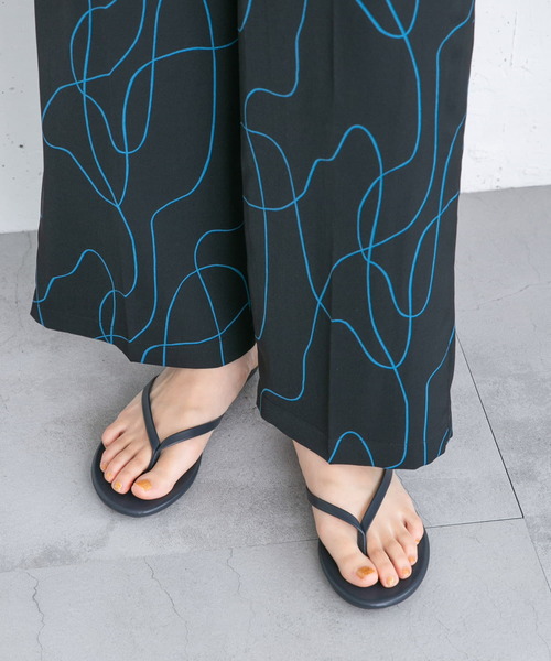 KBF(ケイビーエフ)の「フラットストラップビーチサンダル(サンダル・レディース・ネイビー/ゴールド/シルバー・37/38/36)」の19枚目の写真