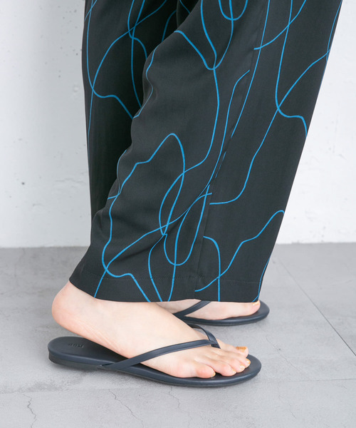 KBF(ケイビーエフ)の「フラットストラップビーチサンダル(サンダル・レディース・ネイビー/ゴールド/シルバー・37/38/36)」の20枚目の写真