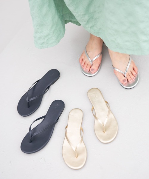 KBF(ケイビーエフ)の「フラットストラップビーチサンダル(サンダル・レディース・ネイビー/ゴールド/シルバー・37/38/36)」の22枚目の写真