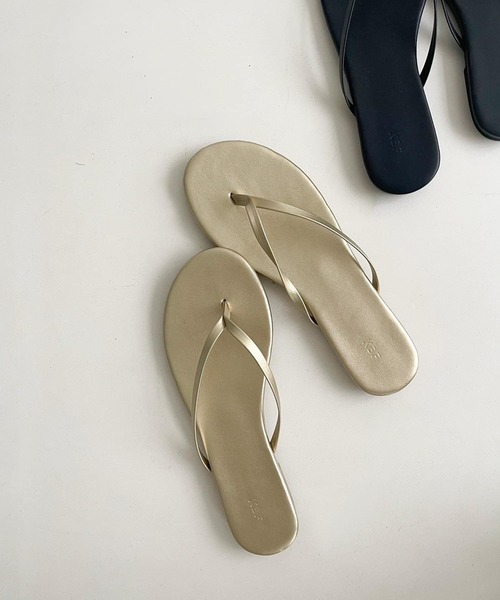 KBF(ケイビーエフ)の「フラットストラップビーチサンダル(サンダル・レディース・ネイビー/ゴールド/シルバー・37/38/36)」の4枚目の写真