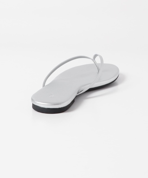 KBF(ケイビーエフ)の「フラットストラップビーチサンダル(サンダル・レディース・ネイビー/ゴールド/シルバー・37/38/36)」の9枚目の写真