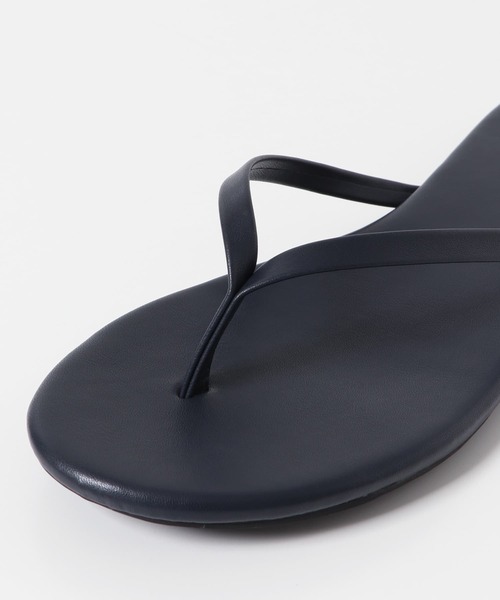 KBF(ケイビーエフ)の「フラットストラップビーチサンダル(サンダル・レディース・ネイビー/ゴールド/シルバー・37/38/36)」の12枚目の写真