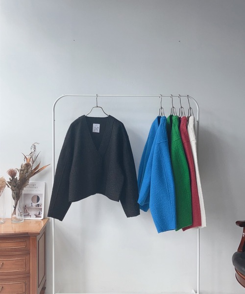 AS KNOW AS plus（アズノゥアズプラス）の「☆カラーブークレVネックジャケット（その他アウター・レディース・ブルー/アイボリー/ブラック/ピンク/グリーン・FREE）」の2枚目の写真