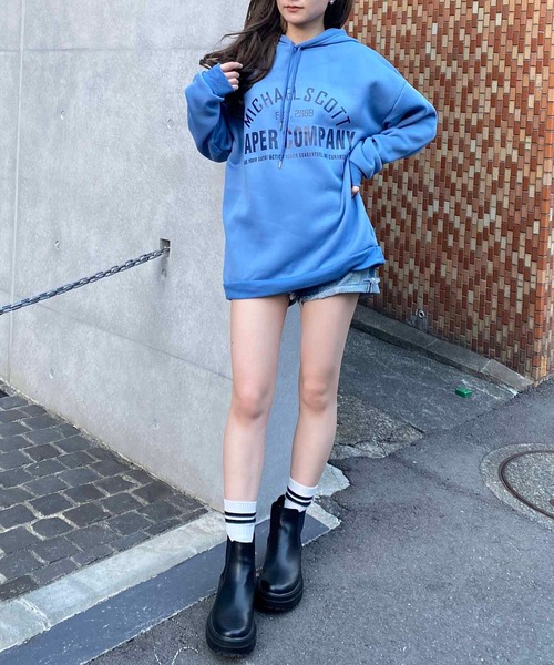 NANEA(ナネア)の「カレッジロゴスウェットパーカー(パーカー・レディース・ワインレッド/ライトグリーン/アイボリー/チャコールグレー/ブルー/グレー/ピンク/ブラウン/ホワイト/パープル・フリー)」の18枚目の写真