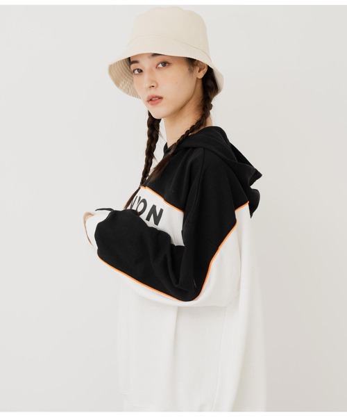 ANAP（アナップ）の「配色パイピング裏毛フーディー【親子お揃い】（パーカー・レディース・ブルー/オレンジ/ブラック×ホワイト・FREE）」の4枚目の写真