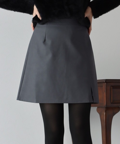 BLUEEAST(ブルーイースト)の「レザーミニスカート(スカート・レディース・チャコールグレー/ブラック/アイボリー・MEDIUM)」の3枚目の写真