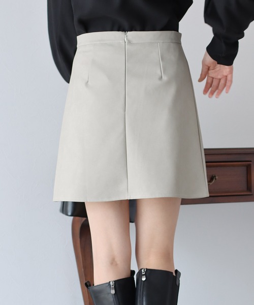 BLUEEAST(ブルーイースト)の「レザーミニスカート(スカート・レディース・チャコールグレー/ブラック/アイボリー・MEDIUM)」の4枚目の写真