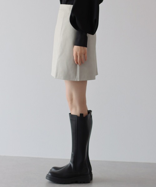 BLUEEAST(ブルーイースト)の「レザーミニスカート(スカート・レディース・チャコールグレー/ブラック/アイボリー・MEDIUM)」の20枚目の写真