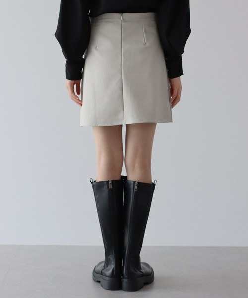 BLUEEAST(ブルーイースト)の「レザーミニスカート(スカート・レディース・チャコールグレー/ブラック/アイボリー・MEDIUM)」の21枚目の写真
