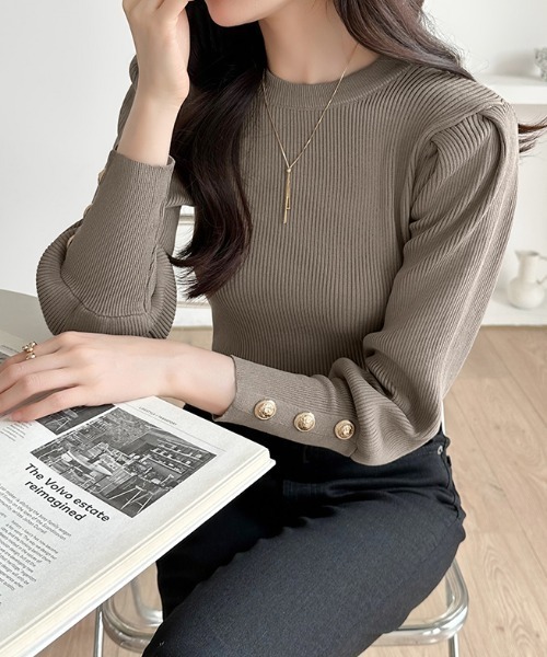 COCOMOMO(ココモモ)の「新色登場 大人きれいめに着映える パフスリーブリブニット 金ボタン リブニット レイヤードトップス ニット パワショル 長袖 オケージョン 秋服 冬服(ニット/セーター・レディース・ライトブラウン/ダークブルー/ワイン/ネイビー/ホワイト/ブラウン/ブラック/ダークグリーン/ライトグレー/ダークグレー・FREE)」の6枚目の写真