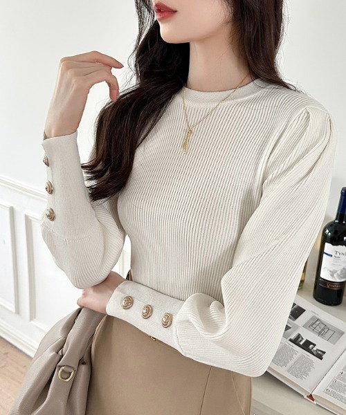 COCOMOMO(ココモモ)の「新色登場 大人きれいめに着映える パフスリーブリブニット 金ボタン リブニット レイヤードトップス ニット パワショル 長袖 オケージョン 秋服 冬服(ニット/セーター・レディース・ライトブラウン/ダークブルー/ワイン/ネイビー/ホワイト/ブラウン/ブラック/ダークグリーン/ライトグレー/ダークグレー・FREE)」の2枚目の写真