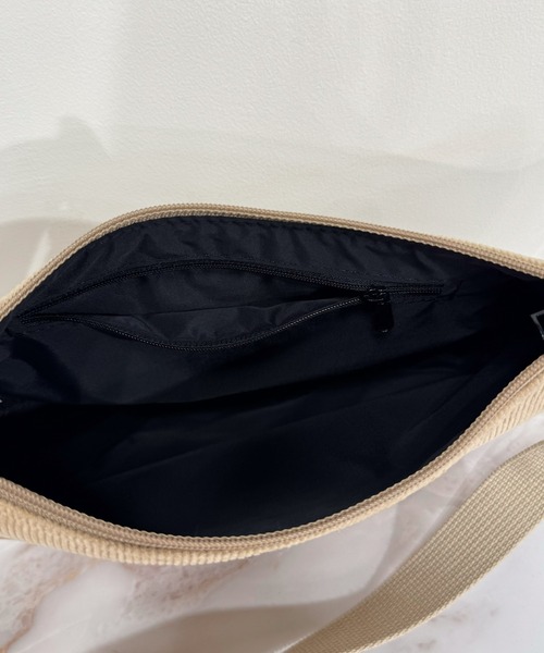 VICKY（ビッキー）の「【お出かけに大活躍！】コーデュロイショルダーボディバッグ（ショルダーバッグ・レディース・ブラウン/オフホワイト/ブラック/ベージュ・FREE）」の14枚目の写真