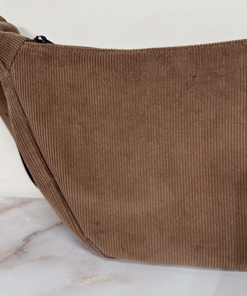 VICKY（ビッキー）の「【お出かけに大活躍！】コーデュロイショルダーボディバッグ（ショルダーバッグ・レディース・ブラウン/オフホワイト/ブラック/ベージュ・FREE）」の19枚目の写真