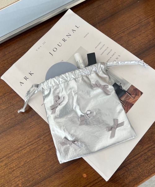 Me%(ミィパーセント)の「リボンキンチャクポーチ 109626(ポーチ・レディース・シルバー/ブラック/ブラウン/ブルー系その他/アイボリー・FREE)」の2枚目の写真