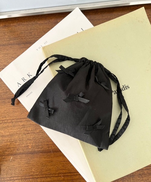 Me%(ミィパーセント)の「リボンキンチャクポーチ 109626(ポーチ・レディース・シルバー/ブラック/ブラウン/ブルー系その他/アイボリー・FREE)」の3枚目の写真