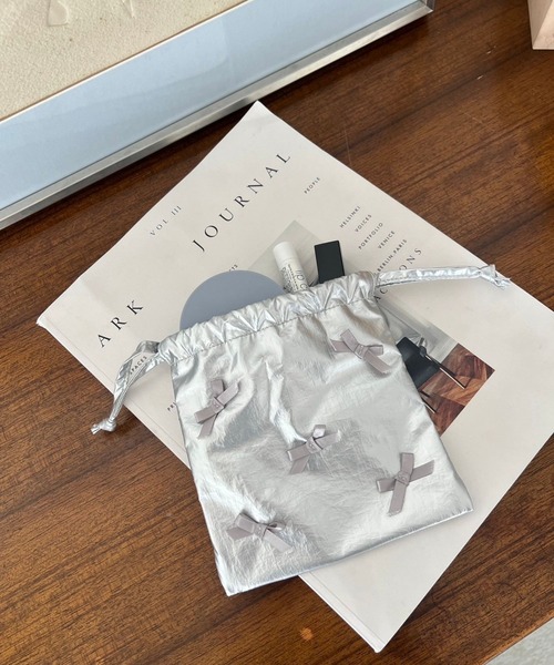 Me%(ミィパーセント)の「リボンキンチャクポーチ 109626(ポーチ・レディース・シルバー/ブラック/ブラウン/ブルー系その他/アイボリー・FREE)」の8枚目の写真