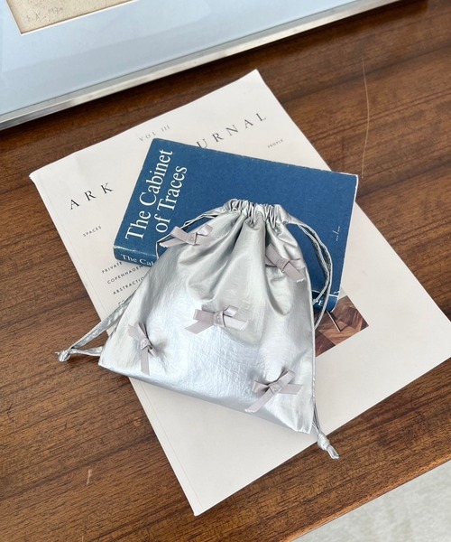 Me%(ミィパーセント)の「リボンキンチャクポーチ 109626(ポーチ・レディース・シルバー/ブラック/ブラウン/ブルー系その他/アイボリー・FREE)」の9枚目の写真