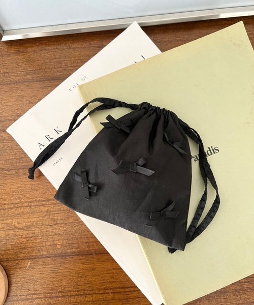 Me%(ミィパーセント)の「リボンキンチャクポーチ 109626(ポーチ・レディース・シルバー/ブラック/ブラウン/ブルー系その他/アイボリー・FREE)」の13枚目の写真