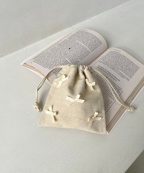 Me%(ミィパーセント)の「リボンキンチャクポーチ 109626(ポーチ・レディース・シルバー/ブラック/ブラウン/ブルー系その他/アイボリー・FREE)」の16枚目の写真