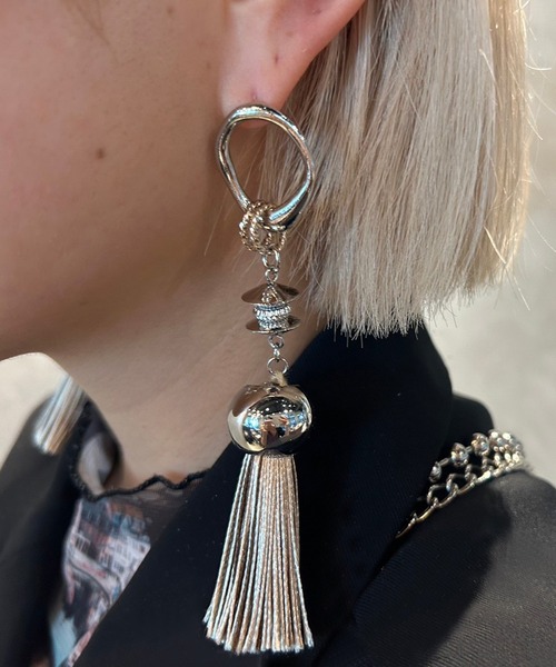 amplis（アンプリス）の「アシンメトリータッセルピアス/with tassel（ピアス（両耳用）・レディース・グレー/ブラウン/ベージュ/ブラック・FREE）」の4枚目の写真