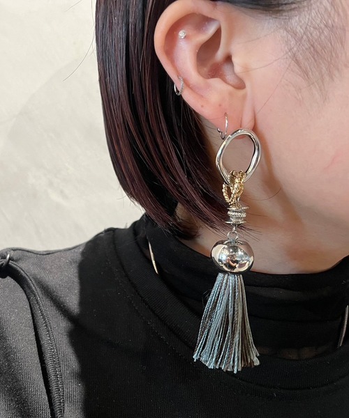 amplis（アンプリス）の「アシンメトリータッセルピアス/with tassel（ピアス（両耳用）・レディース・グレー/ブラウン/ベージュ/ブラック・FREE）」の3枚目の写真