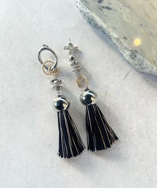 amplis（アンプリス）の「アシンメトリータッセルピアス/with tassel（ピアス（両耳用）・レディース・グレー/ブラウン/ベージュ/ブラック・FREE）」の2枚目の写真