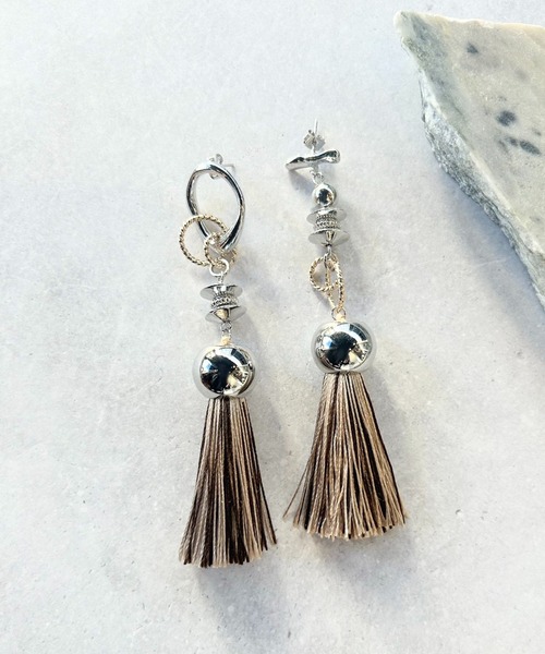 amplis（アンプリス）の「アシンメトリータッセルピアス/with tassel（ピアス（両耳用）・レディース・グレー/ブラウン/ベージュ/ブラック・FREE）」の9枚目の写真