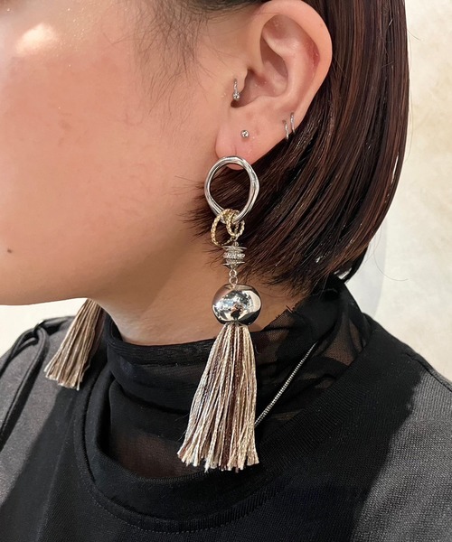 amplis（アンプリス）の「アシンメトリータッセルピアス/with tassel（ピアス（両耳用）・レディース・グレー/ブラウン/ベージュ/ブラック・FREE）」の11枚目の写真