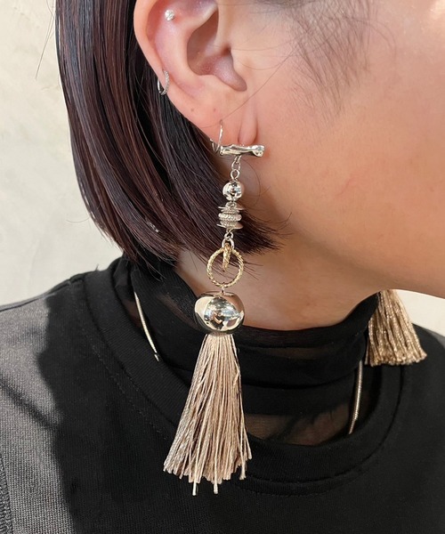 amplis（アンプリス）の「アシンメトリータッセルピアス/with tassel（ピアス（両耳用）・レディース・グレー/ブラウン/ベージュ/ブラック・FREE）」の12枚目の写真