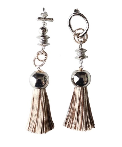 amplis（アンプリス）の「アシンメトリータッセルピアス/with tassel（ピアス（両耳用）・レディース・グレー/ブラウン/ベージュ/ブラック・FREE）」の18枚目の写真