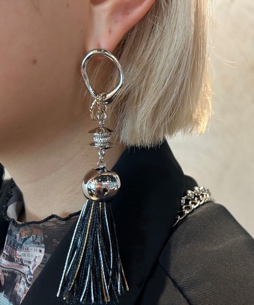 amplis（アンプリス）の「アシンメトリータッセルピアス/with tassel（ピアス（両耳用）・レディース・グレー/ブラウン/ベージュ/ブラック・FREE）」の5枚目の写真