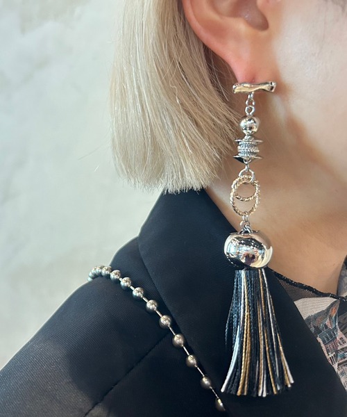 amplis（アンプリス）の「アシンメトリータッセルピアス/with tassel（ピアス（両耳用）・レディース・グレー/ブラウン/ベージュ/ブラック・FREE）」の6枚目の写真