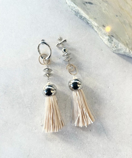 amplis（アンプリス）の「アシンメトリータッセルピアス/with tassel（ピアス（両耳用）・レディース・グレー/ブラウン/ベージュ/ブラック・FREE）」の13枚目の写真