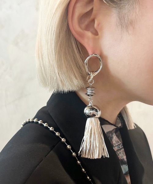 amplis（アンプリス）の「アシンメトリータッセルピアス/with tassel（ピアス（両耳用）・レディース・グレー/ブラウン/ベージュ/ブラック・FREE）」の14枚目の写真