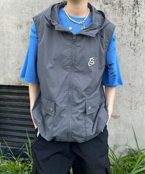 sedacle(セダクル)の「ナイロンフーディーベスト(ベスト・メンズ・ライトグレー/ブルーグレー・SMALL/MEDIUM/LARGE)」の2枚目の写真
