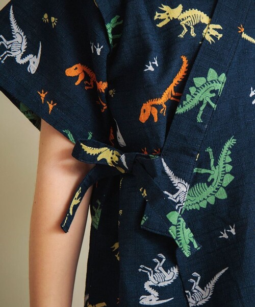 BRANSHES（ブランシェス）の「【甚平】平織りスラブ総柄プリント甚平（浴衣・キッズ・ネイビー/カラフル・110/120/90/100）」の8枚目の写真