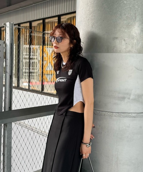 LVEU.(ラブユ.)の「【LVEU.】ユニフォームデザインクロップドTシャツ / トップス カットソー Tシャツ クロップド ショート コンパクト プリント ユニフォーム ブラック(Tシャツ/カットソー・レディース・ブラック・FREE)」の3枚目の写真