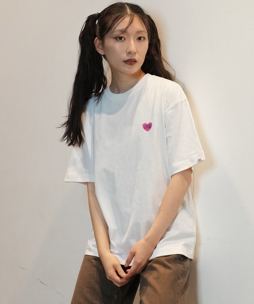 TAHCHEE(ターチー)の「【ムラサキスポーツ限定】TAHCHEE/ターチー 発泡ハートロゴTシャツ ルーズシルエット TC240900-04(Tシャツ/カットソー・レディース・ブラック/ホワイト/オレンジ・L/M)」の2枚目の写真